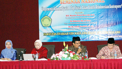 MUSLIM: KH Masdar farid Mas'udi (kedua dari kanan) menyatakan bahwa Indonesia bisa dikatakan sebagai negara Islam dalam Seminar Nasional Fakultas Syariah (16/5).