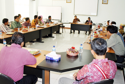 SHARING: Para rombongan dari UIN Riau menyimak penjelasan dari Rektor UIN Maliki Prof. Imam Suprayogo di ruang pertemuan Rektorat Lt.3.
